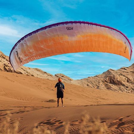 מלון Margham Al Badayer Retreat By Sharjah Collection מראה חיצוני תמונה Parachute landing on the dunes