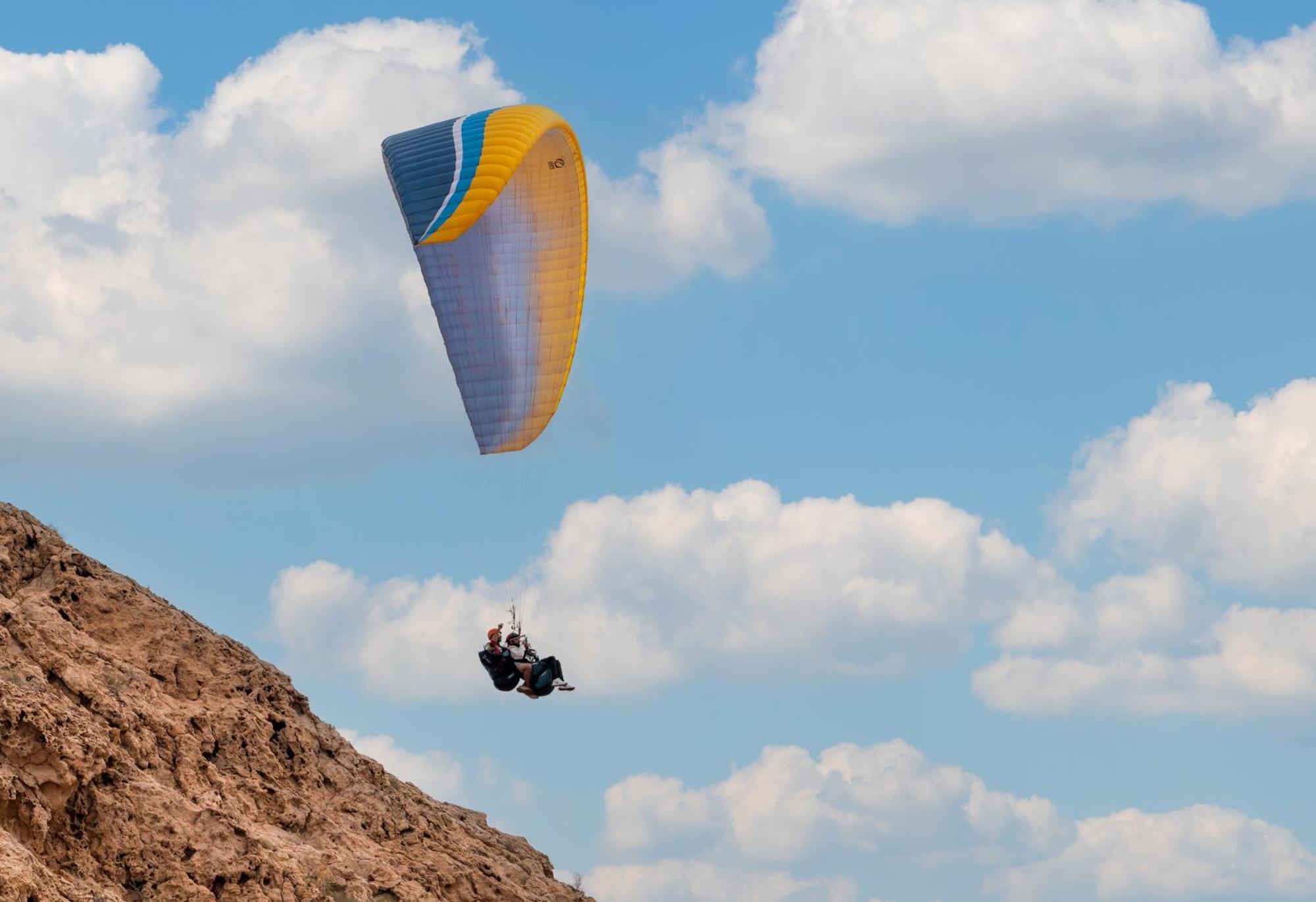 מלון Margham Al Badayer Retreat By Sharjah Collection מראה חיצוני תמונה Tandem paragliding