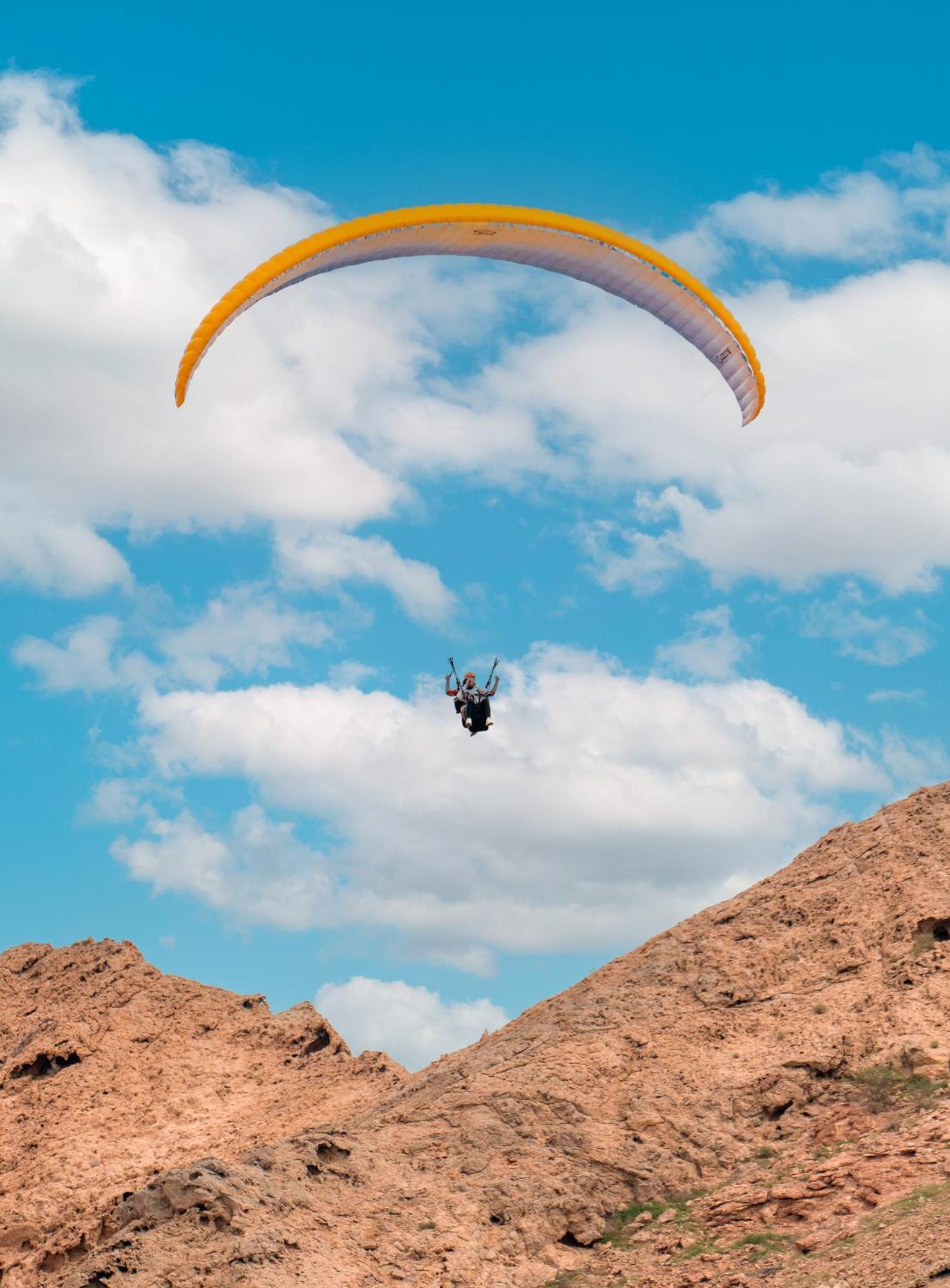 מלון Margham Al Badayer Retreat By Sharjah Collection מראה חיצוני תמונה Parachute landing at the top of the hill
