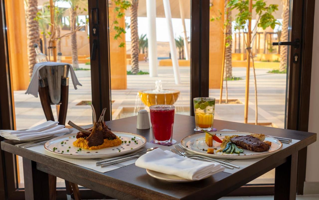 מלון Margham Al Badayer Retreat By Sharjah Collection מראה חיצוני תמונה A meal at a restaurant